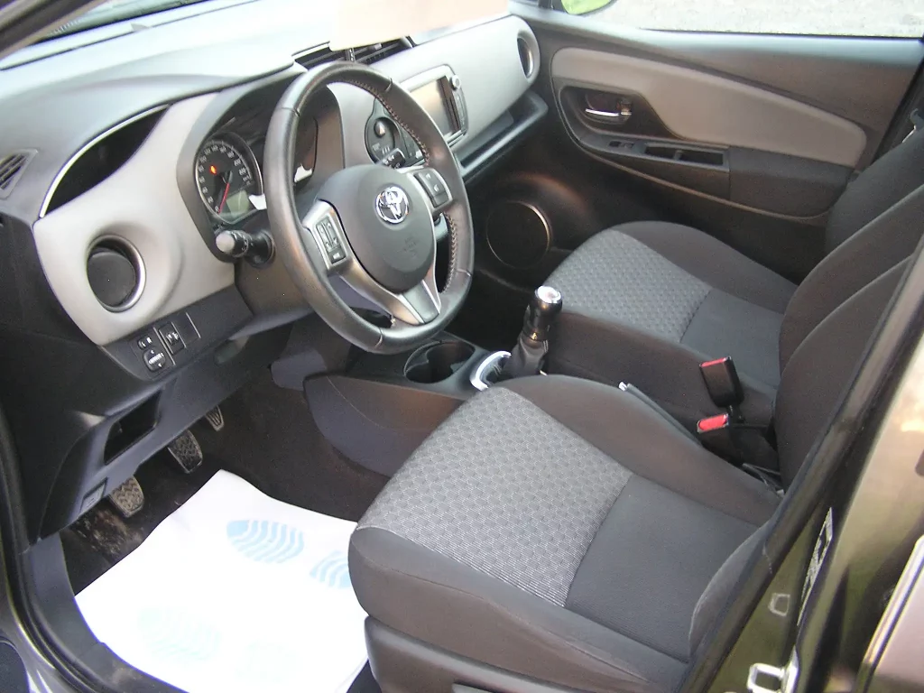 toyota yaris intérieur avant